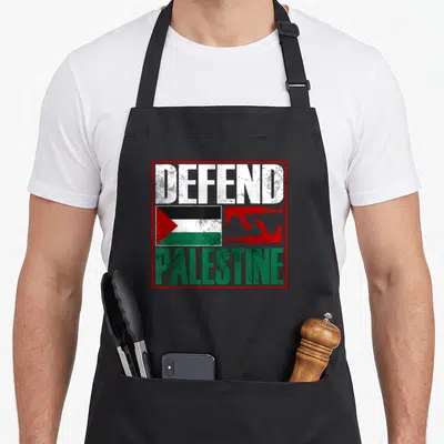 Tablier de cuisine noir avec un motif carré rouge affichant Defend Palestine, un drapeau et deux fusils rouges.