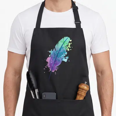Tablier de cuisine noir avec une grande plume aux couleurs aquarelle violet bleu vert et rose.