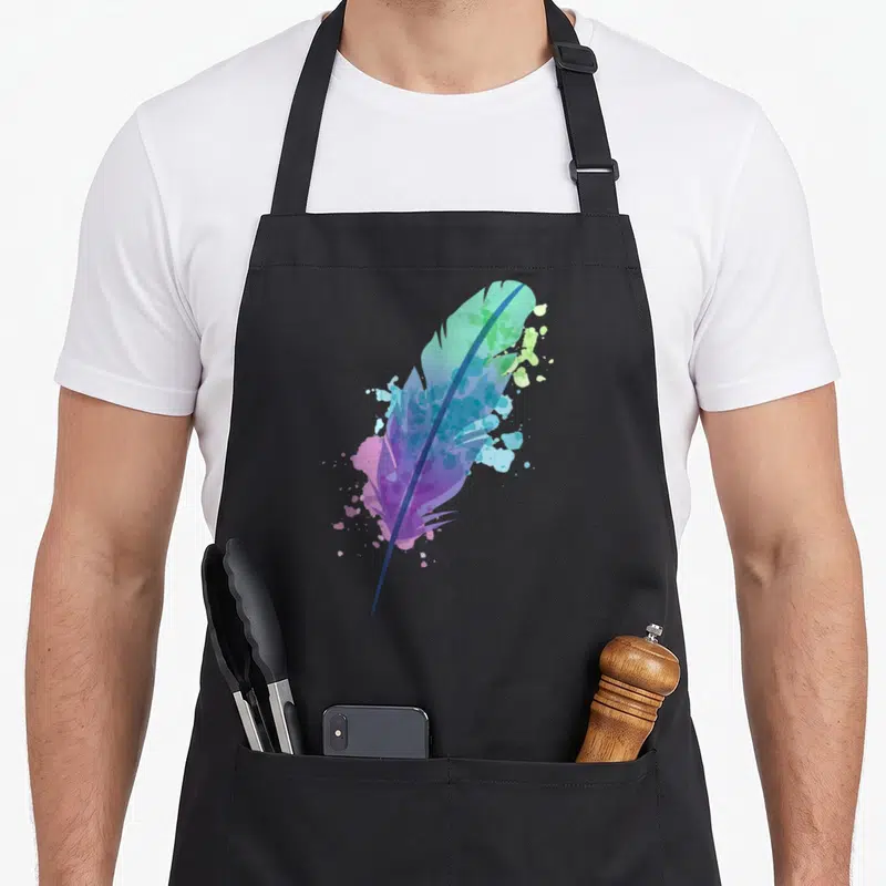Tablier de cuisine noir avec une grande plume aux couleurs aquarelle violet bleu vert et rose.
