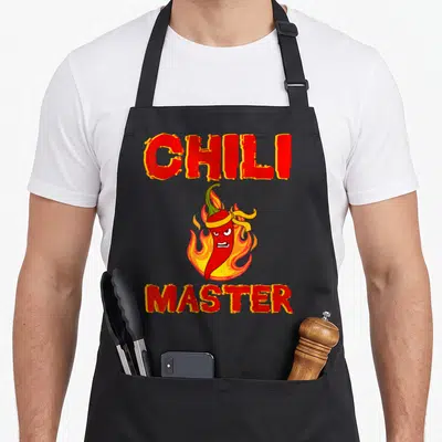 Tablier de cuisine noir avec un piment rouge enflammé portant une ceinture jaune et le texte Chili Master en lettres rouges.