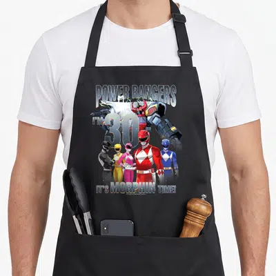 Tablier de cuisine noir avec Power Rangers I'm 30 It's Morphin' Time et le Zord géant en arrière-plan.