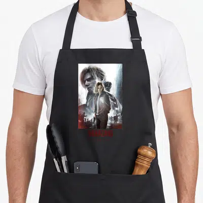 Tablier de cuisine noir avec illustration de Leon et Grace sous la pluie et le texte Biohazard Requiem en bas.
