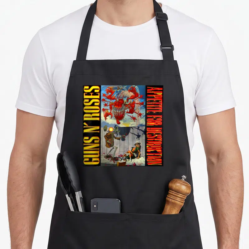 Tablier de cuisine noir avec illustration colorée de squelette, femme et textes Guns N Roses verticaux.