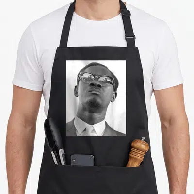 Tablier de cuisine noir avec portrait en noir et blanc d'un homme portant des lunettes et une cravate.
