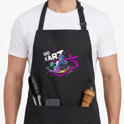 Tablier de cuisine noir avec un pilote de go kart stylisé aux couleurs vives et le texte Go Kart en blanc.