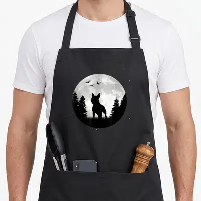 Tablier de cuisine noir avec silhouette bull terrier devant une lune pleine et des arbres