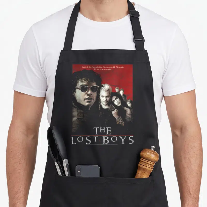 Tablier de cuisine noir avec illustration style affiche vintage The Lost Boys et texte Sleep all day Never grow old