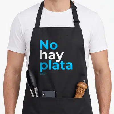 Tablier de cuisine noir avec l'inscription No hay plata en grandes lettres bleues et blanches sur fond uni.