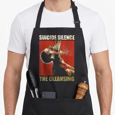 Tablier de cuisine noir avec illustration rouge Suicide Silence et texte doré The Cleansing en bas.