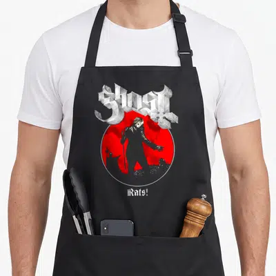 Tablier de cuisine noir avec illustration gothique Ghost Rats Admat sur fond rouge vif et typographie métallique argentée.