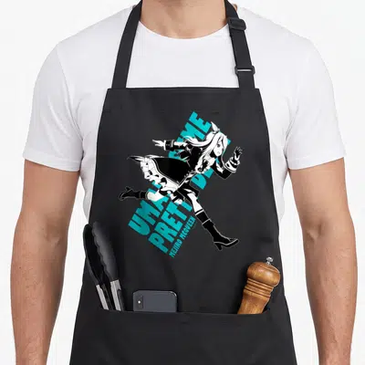 Tablier de cuisine noir avec illustration de Mejiro McQueen en course et texte turquoise Umamusume Pretty Derby.