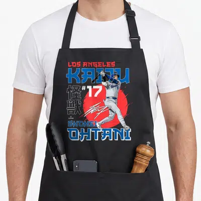 Tablier de cuisine noir avec illustration de Shohei Ohtani au bâton et texte Los Angeles Kaiju #17 sur fond de cercle rouge.