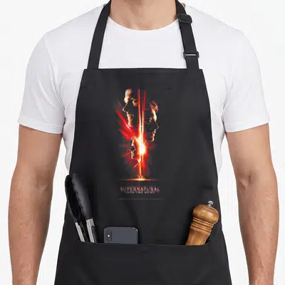 Tablier de cuisine noir avec motif rouge Supernatural Join The Hunt et silhouettes de profil.