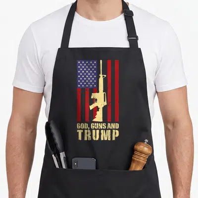 Tablier de cuisine noir avec illustration d'un fusil sur fond de drapeau et texte doré en bas.