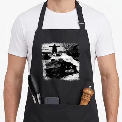Tablier de cuisine noir avec une silhouette aux bras ouverts face à une cascade en noir et blanc.