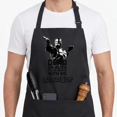 Tablier de cuisine noir avec illustration monochrome de RoboCop brandissant un pistolet et le texte Dead or alive you're coming with me.