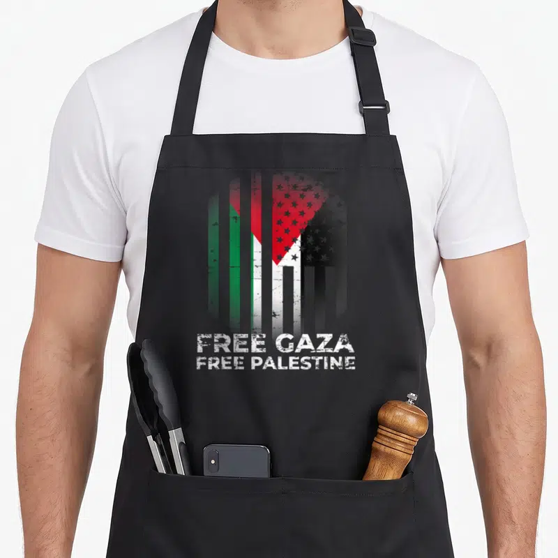 Tablier de cuisine noir avec un drapeau fusionné et le texte Free Gaza Free Palestine en blanc.