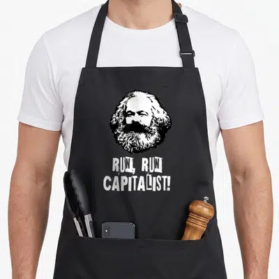 Tablier de cuisine noir avec portrait stylisé de Karl Marx et texte Run Run Capitalist en blanc.