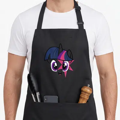 Tablier de cuisine noir avec le visage souriant de Twilight Sparkle aux couleurs vives.