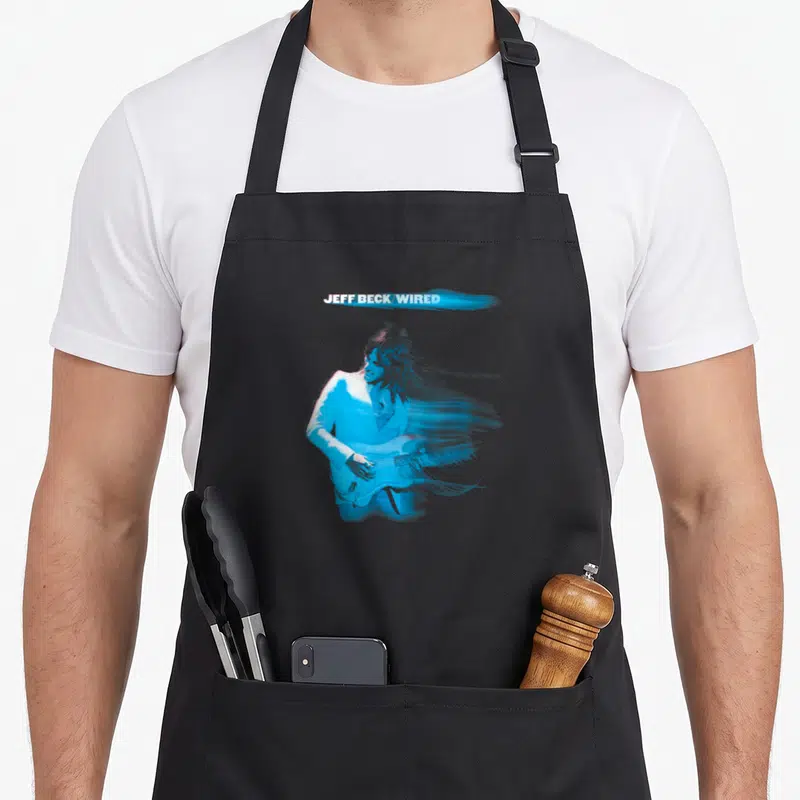 Tablier de cuisine noir avec illustration bleue stylisée de Jeff Beck jouant de la guitare sous le titre Wired.