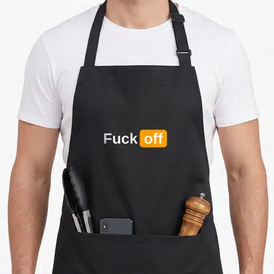 Tablier de cuisine noir avec l'inscription Fuck off en typographie blanche et orange sur fond uni.
