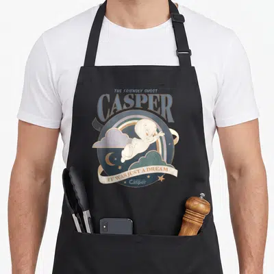 Tablier de cuisine noir avec Casper le fantôme blanc volant dans un ciel nocturne stylisé.