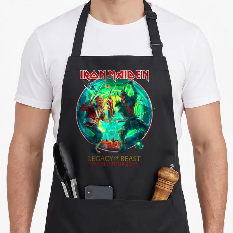 Tablier de cuisine noir avec illustration circulaire Iron Maiden Legacy of the Beast World Tour 2022 en couleurs vives.