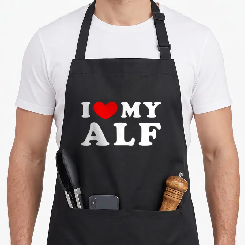 Tablier de cuisine noir avec l'inscription blanche I Love My Alf et un cœur rouge au centre du design imprimé.