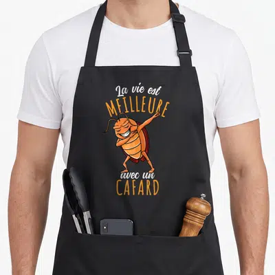 Tablier de cuisine noir avec un cafard orange faisant le dab et le texte La vie est meilleure avec un cafard.