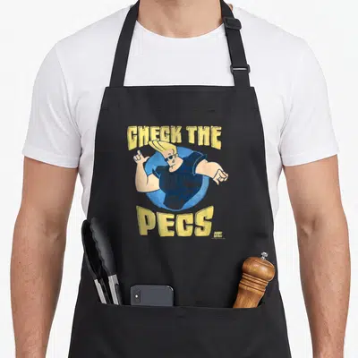 Tablier de cuisine noir avec l'illustration de Johnny Bravo et le texte Check the Pecs en lettres jaunes.