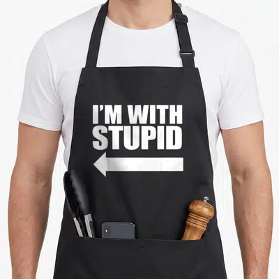 Tablier de cuisine noir avec inscription I'm with Stupid et flèche blanche pointant vers la gauche.
