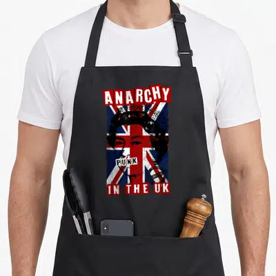 Tablier de cuisine noir avec motif punk anarchy in the uk et drapeau britannique déstructuré.