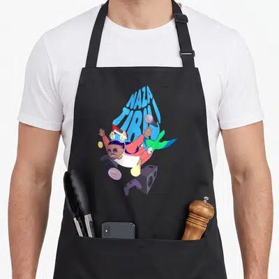 Tablier de cuisine noir avec illustration colorée de Naza Tibili volant au milieu d'instruments de musique et d'objets divers.