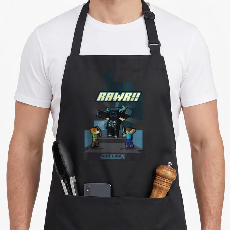 Tablier de cuisine noir avec illustration d'Alex, Steve et du Warden sous le texte Rawr. Minecraft