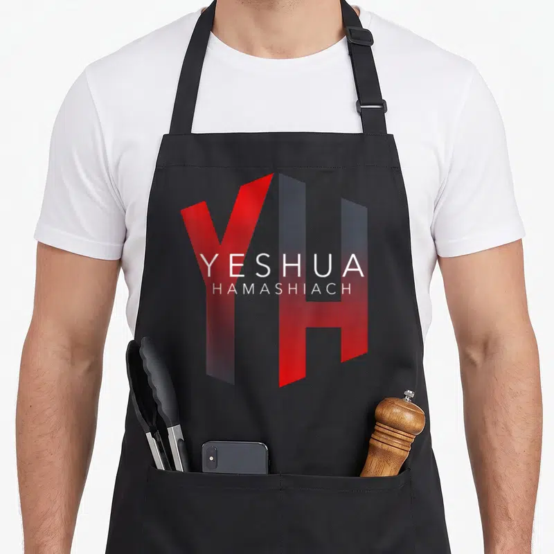 Tablier de cuisine noir avec un grand monogramme YH rouge et gris et le texte Yeshoua Hamashiah en blanc au centre.