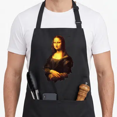 Tablier de cuisine noir avec l'impression du portrait de La Gioconda aux tons chauds et au fond uni gris.