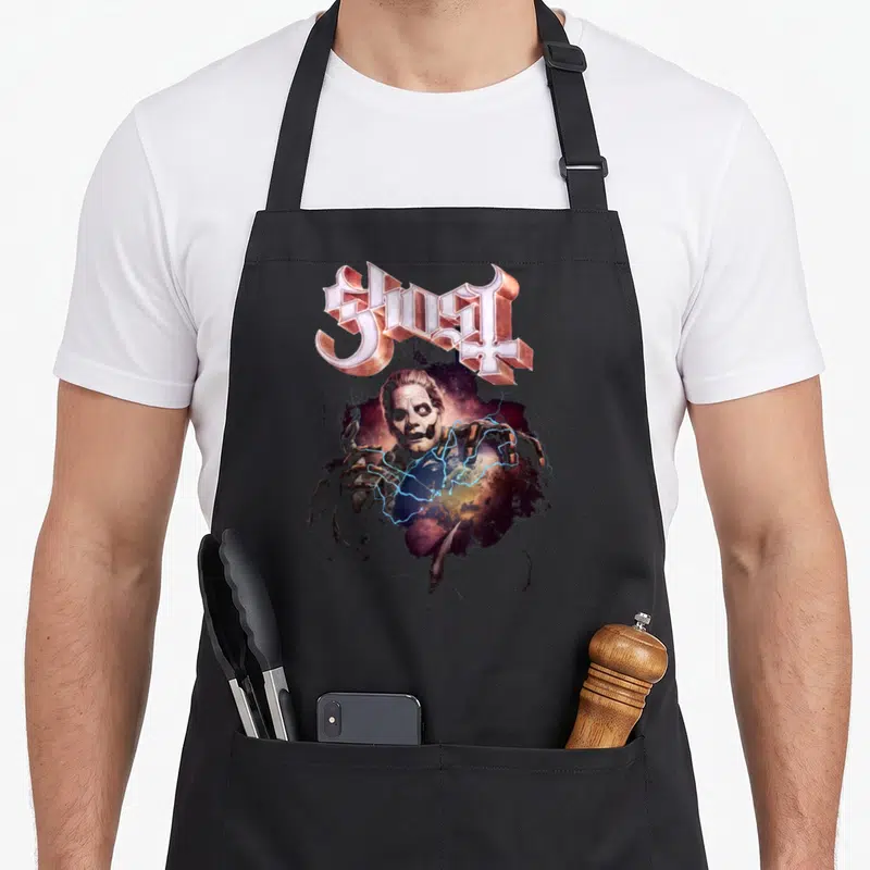 Tablier de cuisine noir avec le logo Ghost et une illustration du Papa Emeritus entourée d'éclairs bleus.