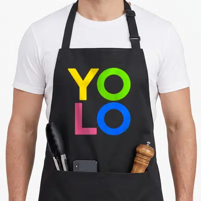 Tablier de cuisine noir avec l'acronyme YOLO imprimé en jaune, vert, rose et bleu vif.