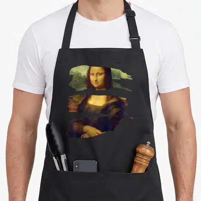 Tablier de cuisine noir avec le portrait de la Joconde découpé en trois bandes horizontales irrégulières sur fond gris uni.
