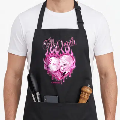 Tablier de cuisine noir avec illustration rose de Chucky et Tiffany dans un cœur enflammé portant l'inscription Till Death.