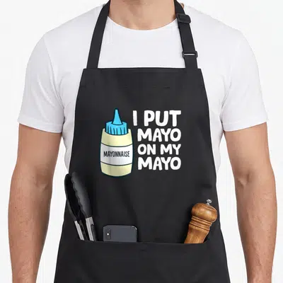 Tablier de cuisine noir avec illustration de mayonnaise et texte I PUT MAYO ON MY MAYO en blanc.