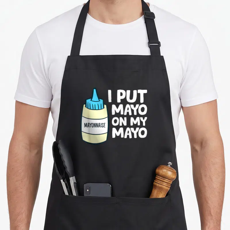 Tablier de cuisine noir avec illustration de mayonnaise et texte I PUT MAYO ON MY MAYO en blanc.