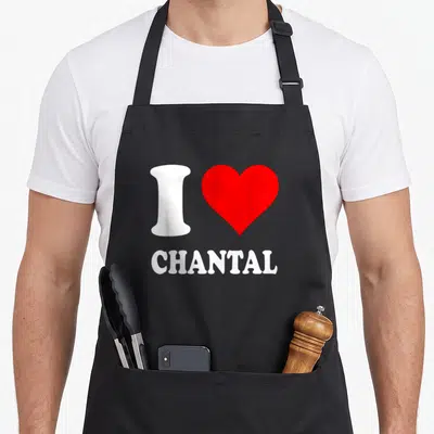 Tablier de cuisine noir avec le texte I Love Chantal en blanc et un grand coeur rouge au centre du motif imprimé.