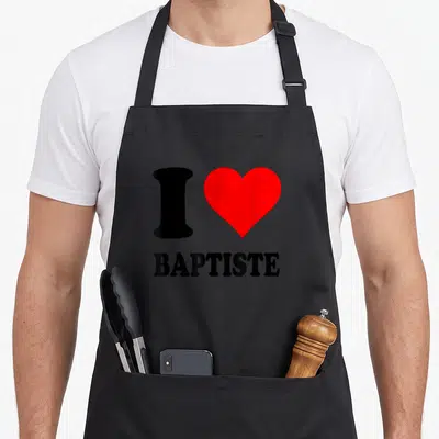 Tablier de cuisine noir avec le texte J'aime Baptiste et un grand cœur rouge au centre.