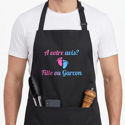 Tablier de cuisine noir avec l'inscription Fille ou Garçon et deux empreintes de pieds colorées.