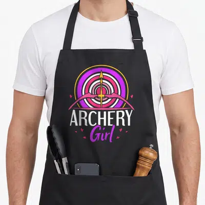 Tablier de cuisine noir avec une cible rose, un arc et le texte Archery Girl en blanc et violet.