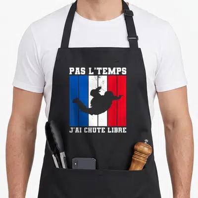 Tablier de cuisine noir avec silhouette parachutiste sur fond tricolore et texte blanc Pas l'temps j'ai chute libre