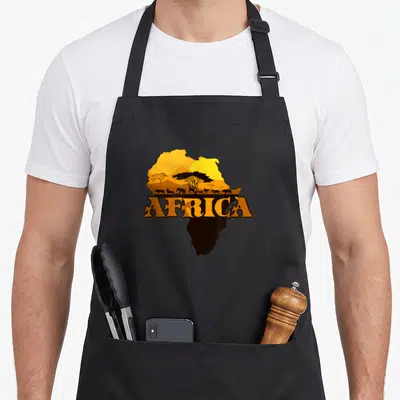 Tablier de cuisine noir avec une carte dAfrique stylisée en orange et des silhouettes animales sur fond de savane au coucher du soleil.