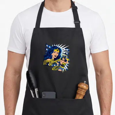 Tablier de cuisine noir avec illustration colorée de Wonder Woman au style pop art vintage.