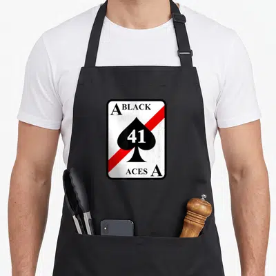 Tablier de cuisine noir avec motif carte à jouer A Black 41 Aces et pique traversée d'une ligne rouge.